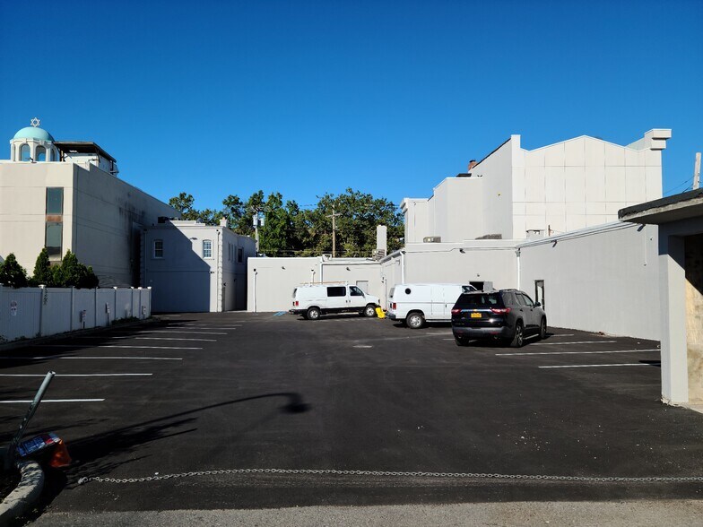 More Photos Of 705 Middle Neck Rd, Great Neck Coworking Space