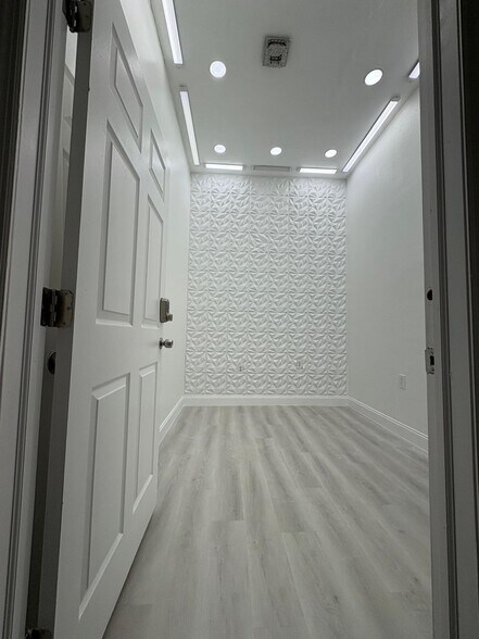 More Photos Of 6708-6716 W Flagler St, Miami Office For Lease