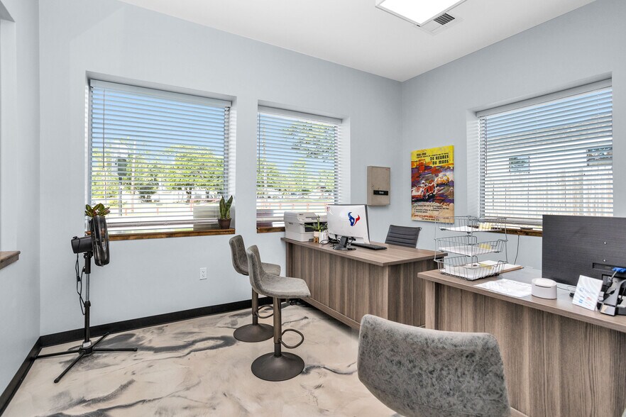 More Photos Of 1308 N Frazier St, Conroe Service For Sale