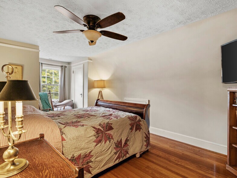 More Photos Of 506 W Main St, Burnsville Freestanding For Sale