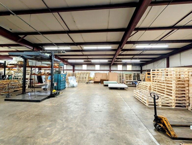 More Photos Of 695 Amity Rd, Bethany Warehouse For Lease