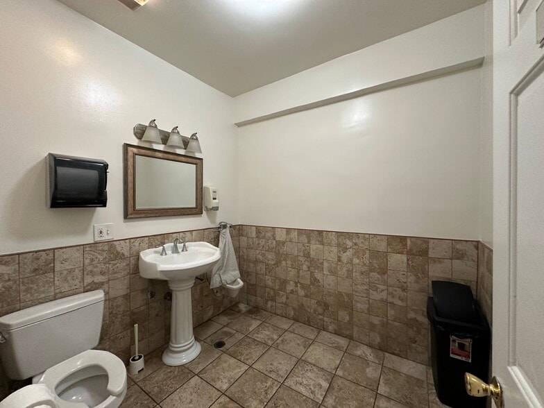 More Photos Of 1735 Hale St, Glendale Flex For Lease