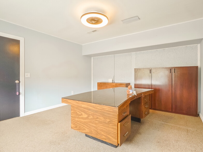 More Photos Of 401 S Ranchwood Blvd, Yukon Flex For Sale