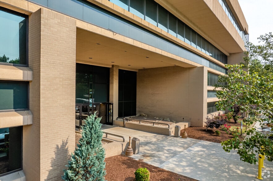 More Photos Of 300 Oxford Dr, Monroeville Office For Lease