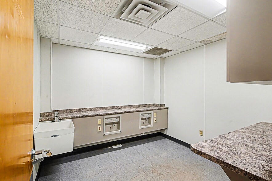 More Photos Of 2906 Washington Blvd, Belpre Medical For Sale