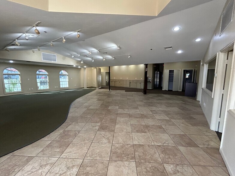 More Photos Of 5484 Rattlesnake Hammock Rd, Naples Freestanding For Lease