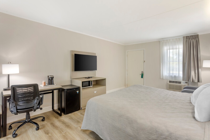 More Photos Of 170 Eastbrook Rd, Smoketown Hotel For Sale