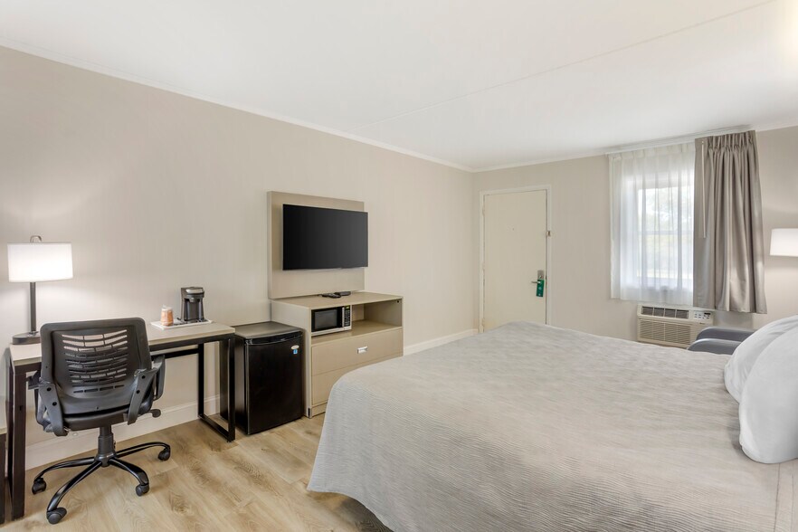 More Photos Of 170 Eastbrook Rd, Smoketown Hotel For Sale