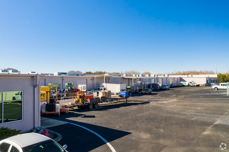 More Photos Of 4015-4037 Crescent Park Dr, Riverview Flex For Lease