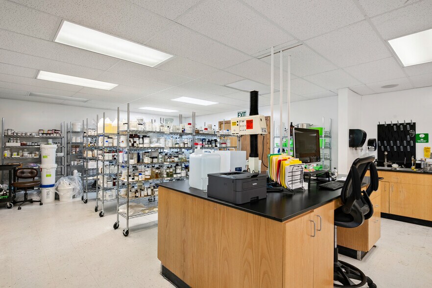 More Photos Of 97 S Red Willow Rd, Evanston Manufacturing For Lease