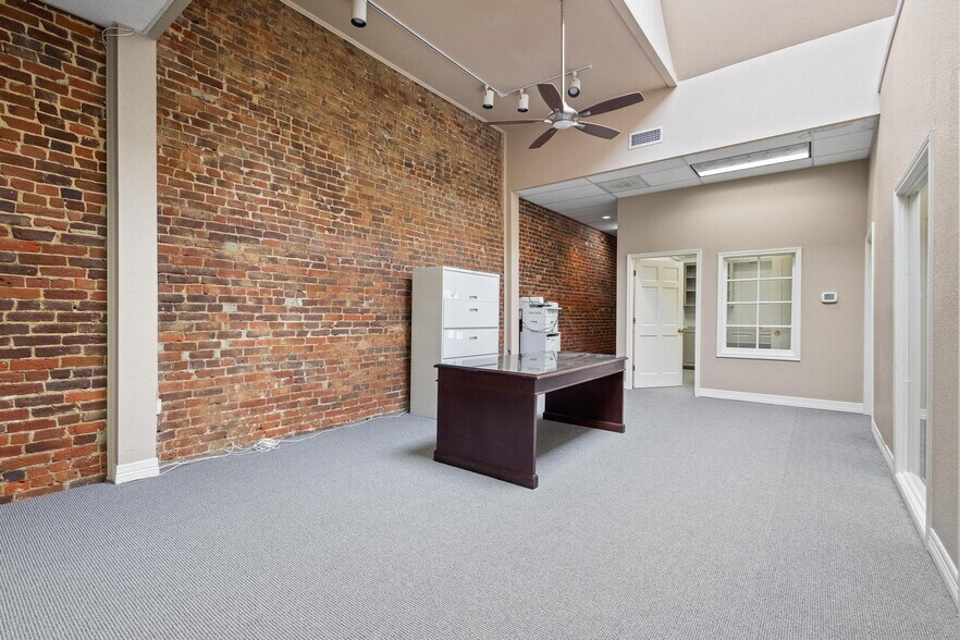 More Photos Of 111 S Travis St, Sherman Office For Sale