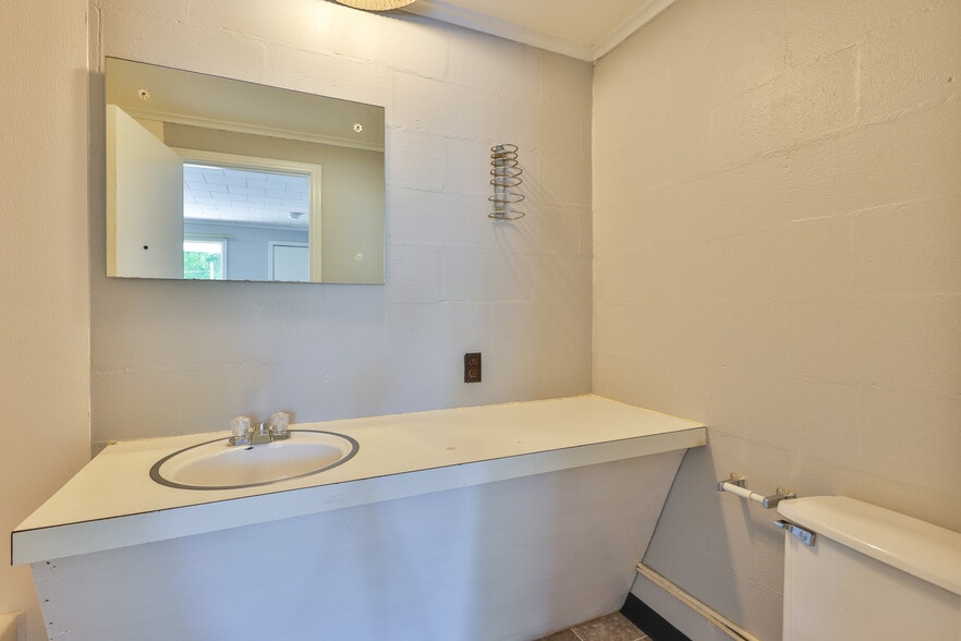 More Photos Of 551 Elm St, Martin Hotel For Sale