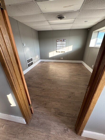 More Photos Of 2006 Kings Hwy, Snyder Service For Sale