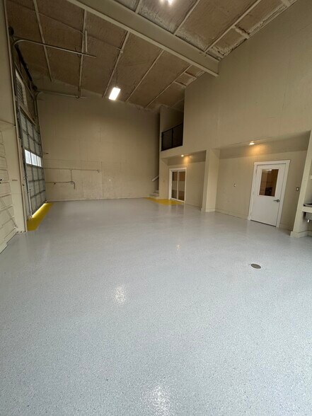 More Photos Of 9 Spanish Pass Rd, Boerne Showroom For Lease