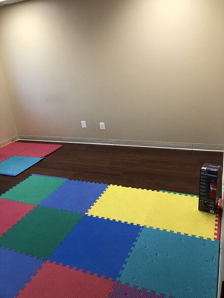 More Photos Of 1323 Shepard Dr, Sterling Showroom For Lease