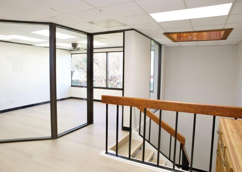 More Photos Of 9818 Whithorn Dr, Houston Office For Sale