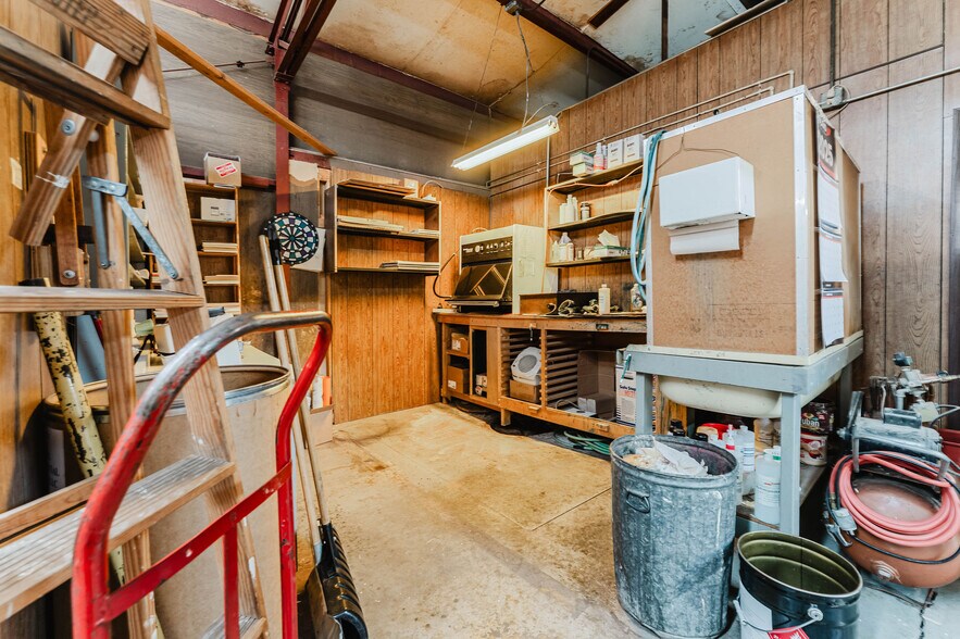 More Photos Of 526 W 11th Ave, Oshkosh Office For Sale