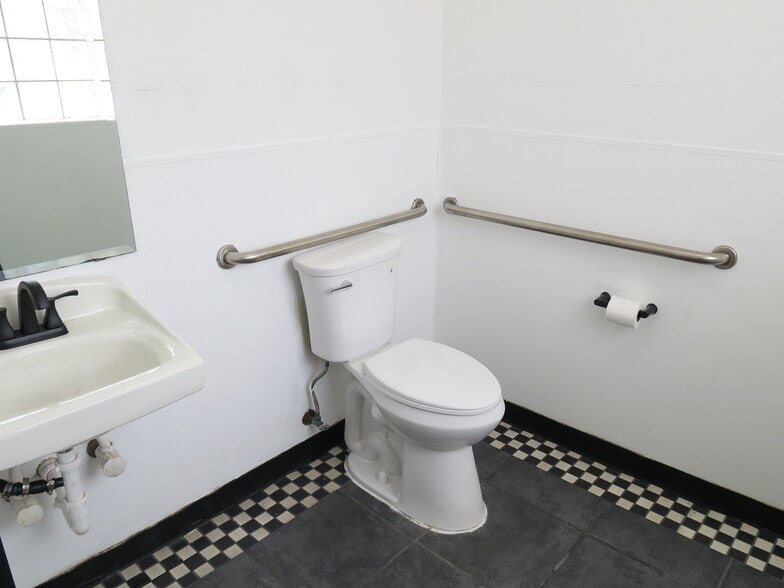 More Photos Of 5711 Star Ln, Houston Service For Lease