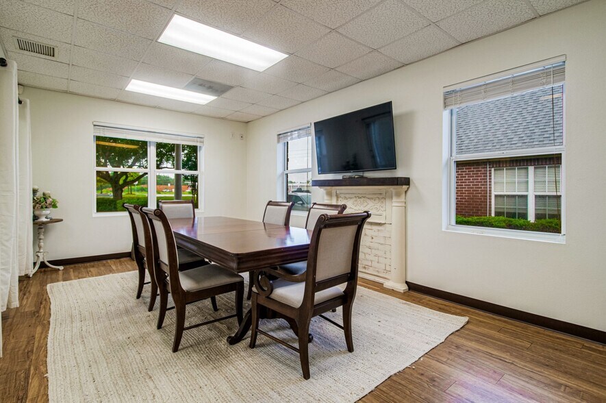 More Photos Of 5565 Woodbine Rd, Pace Office For Lease