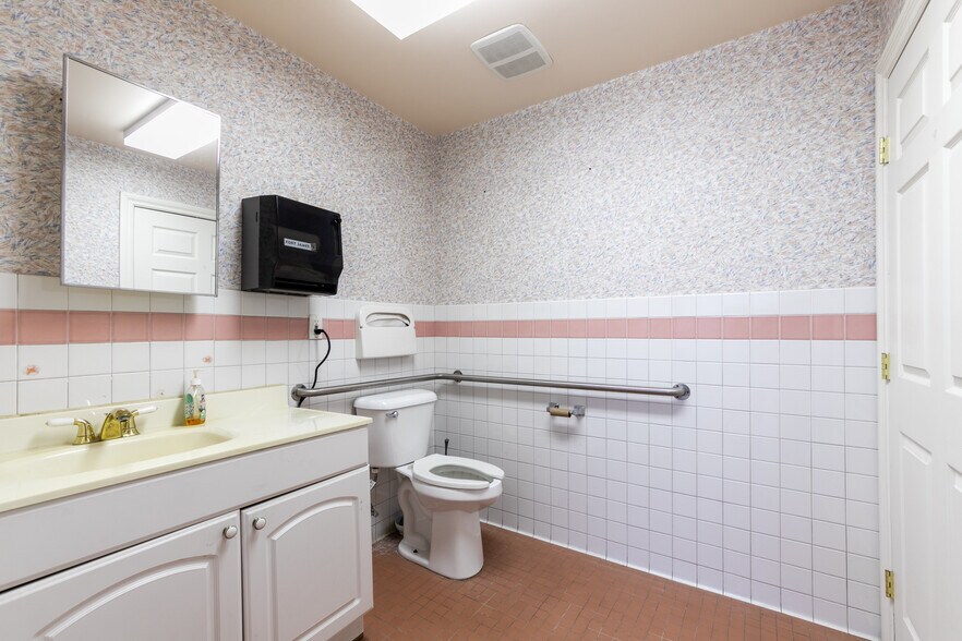 More Photos Of 14711 Princeton Ave, Moorpark Freestanding For Sale