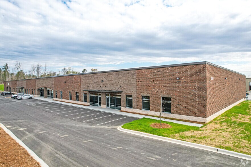 Primary Photo Of 12605 Commerce Station Dr, Huntersville Industrial For Lease