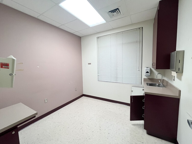 More Photos Of 820 S Illinois Ave, Republic Medical For Sale