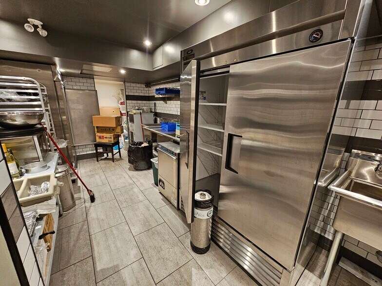 More Photos Of 3313 30 Av, Vernon Restaurant For Sale