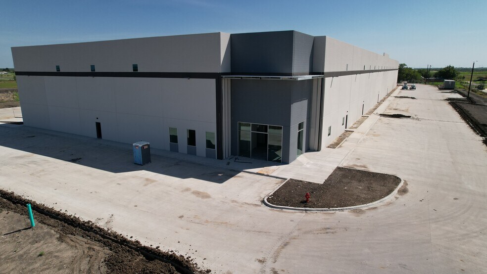 More Photos Of 633 E Lone Star Dr, Mustang Ridge Warehouse For Lease