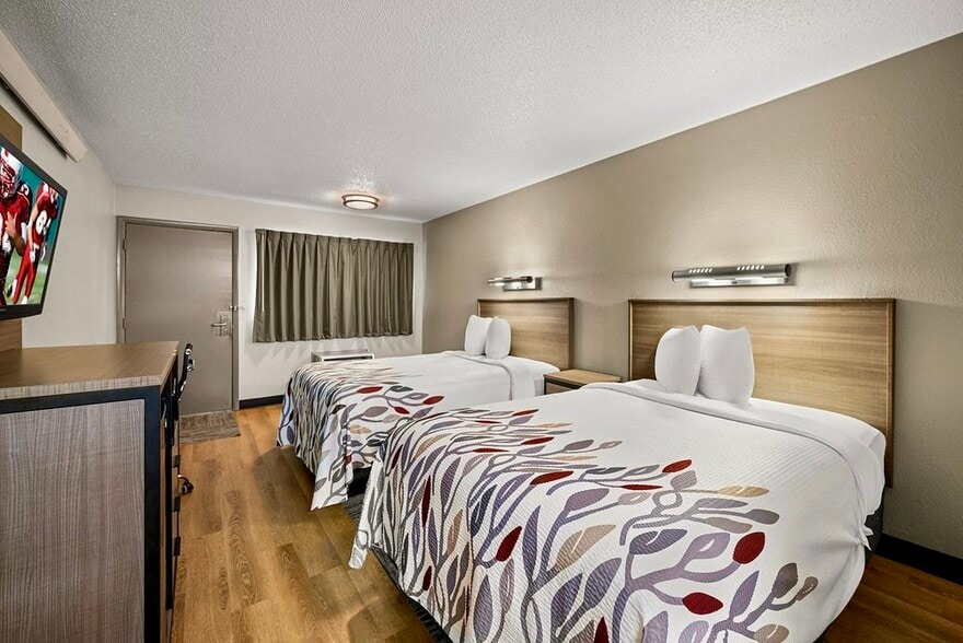 More Photos Of 32511 Concord Dr, Madison Heights Hotel For Sale