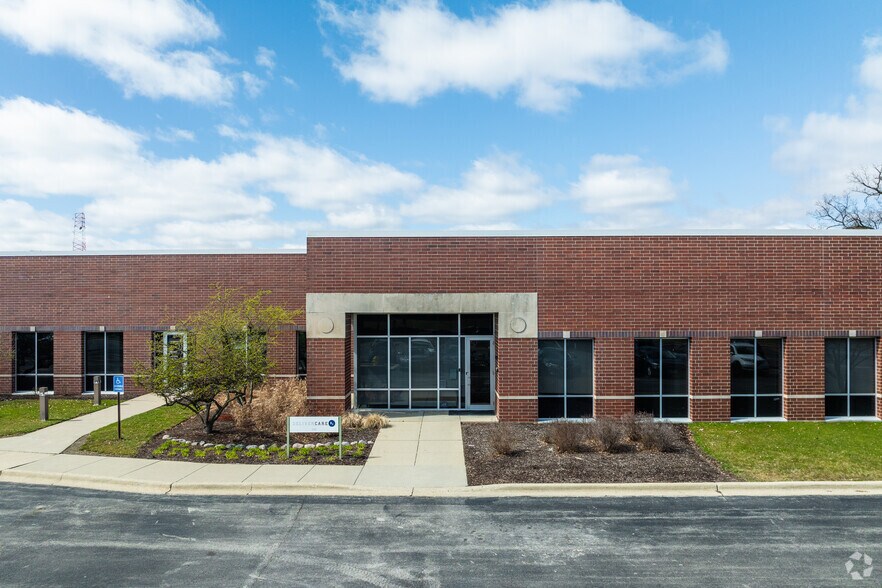 More Photos Of 1471 Business Center Dr, Mount Prospect Light Distribution For Lease