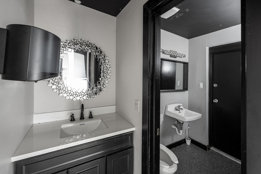 More Photos Of 1900 N Washington Blvd, Sarasota Flex For Sale