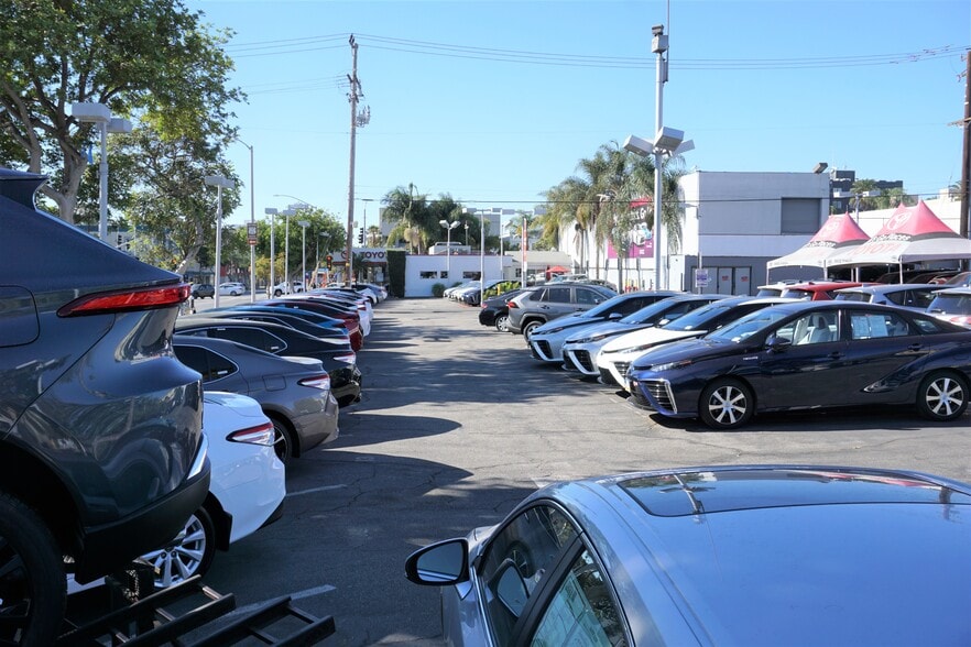 More Photos Of 825 Santa Monica Blvd, Santa Monica Land For Lease