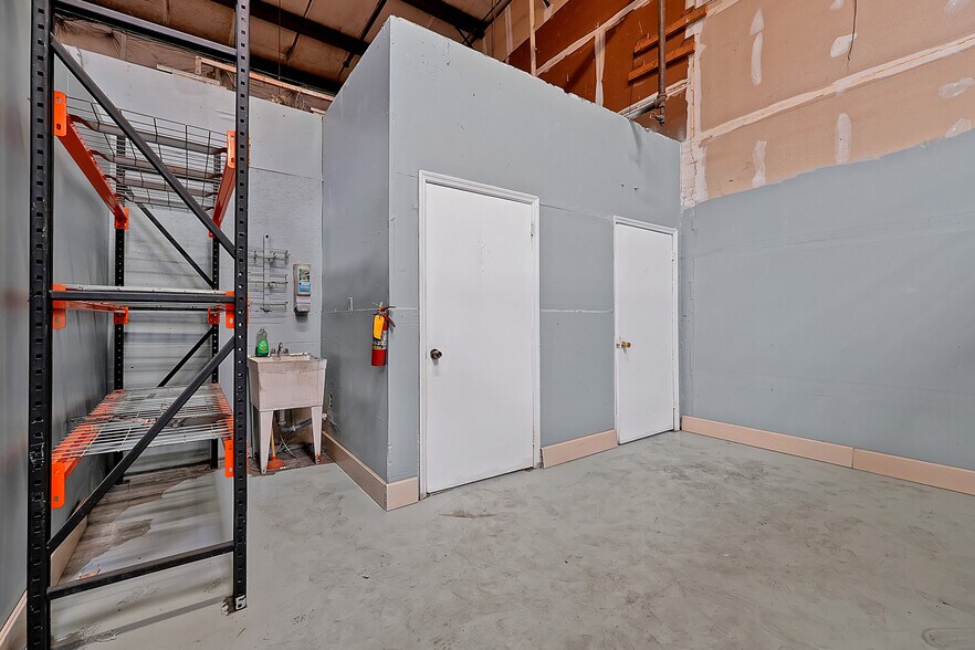 More Photos Of 11435 Rocket Blvd, Orlando Warehouse For Lease