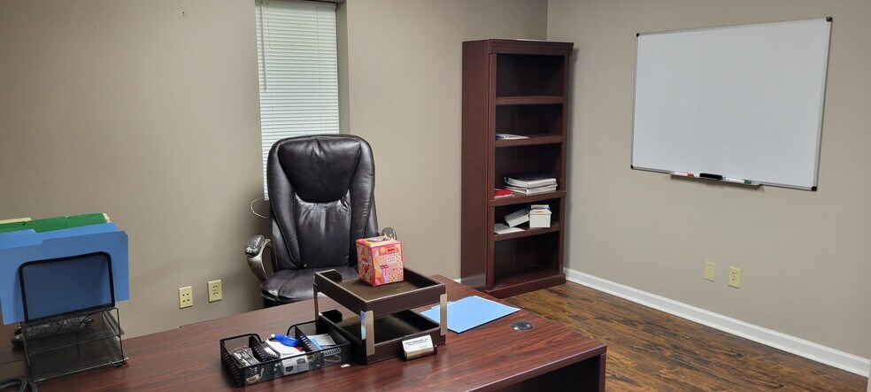 More Photos Of 4882 English Towne Dr, Memphis Warehouse For Lease