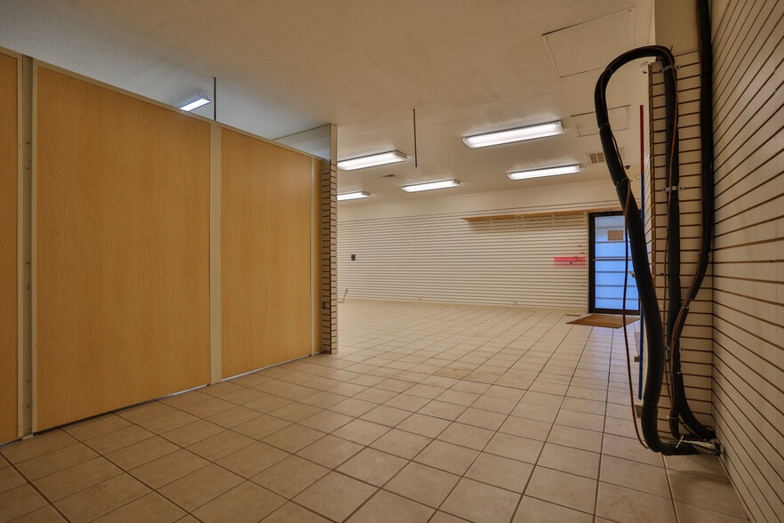 More Photos Of 107 N Bluff Rd, Collinsville Storefront For Sale