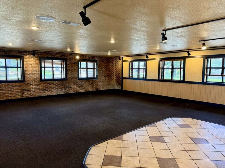 More Photos Of 1000 N Douglass St, Malden Restaurant For Lease