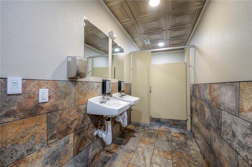 More Photos Of 4545 N Brighton Ave, Kansas City Bar For Sale