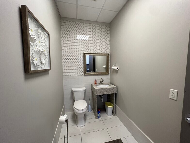 More Photos Of 3601-3609 Henderson Blvd, Tampa Storefront For Lease