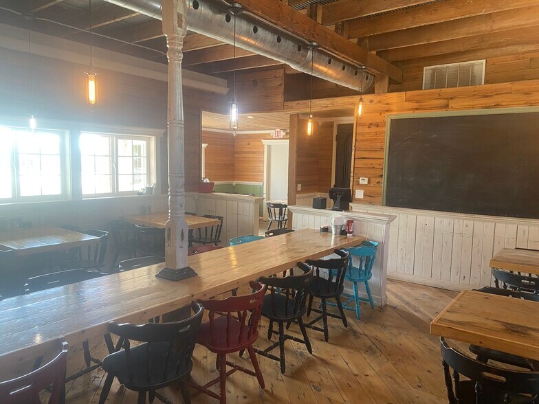 More Photos Of 100 Oregon St, Hiawatha Flex For Sale