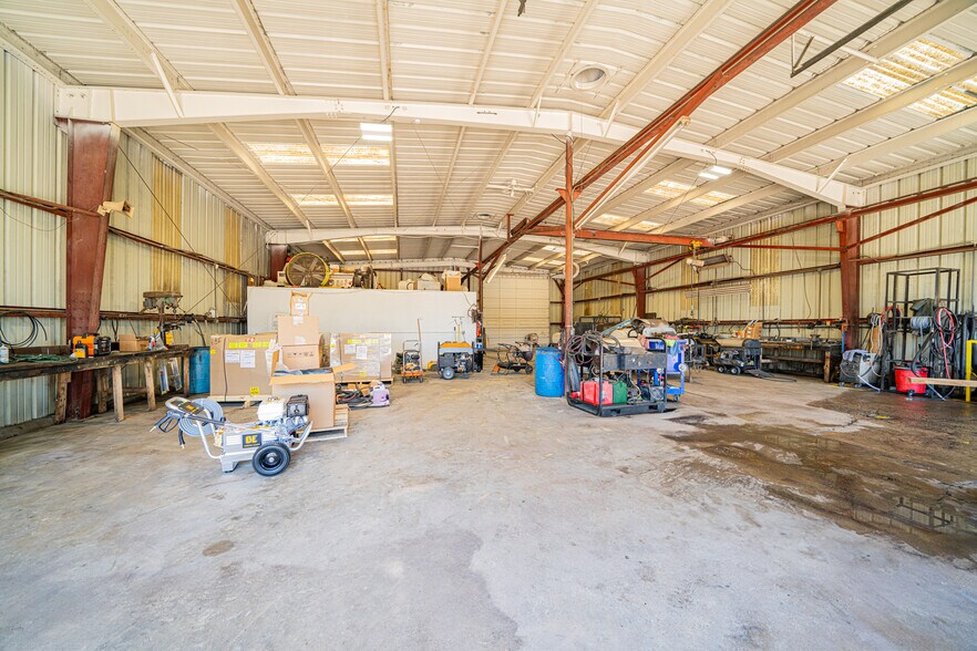 More Photos Of 118 Industrial Blvd, Kilgore Flex For Lease