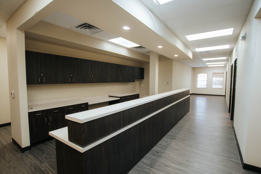 More Photos Of 9870 N Gateway Blvd, El Paso Office For Lease