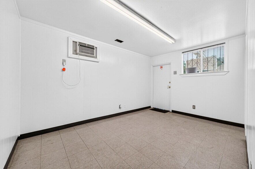 More Photos Of 4721 McCullough Ave, Olmos Park Warehouse For Lease