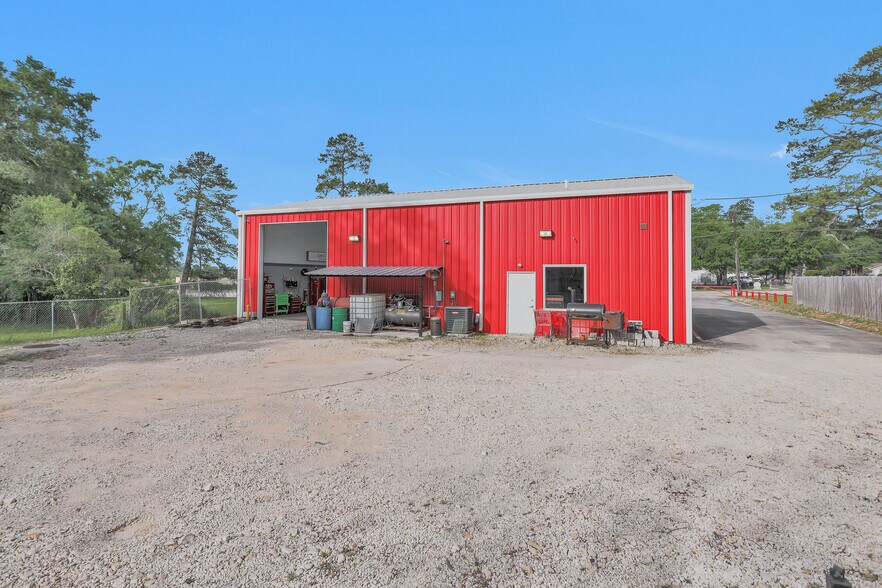 More Photos Of 1308 N Frazier St, Conroe Service For Sale