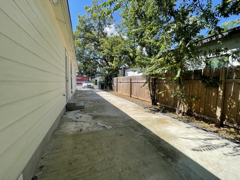 More Photos Of 629 S Gevers St, San Antonio Office For Sale