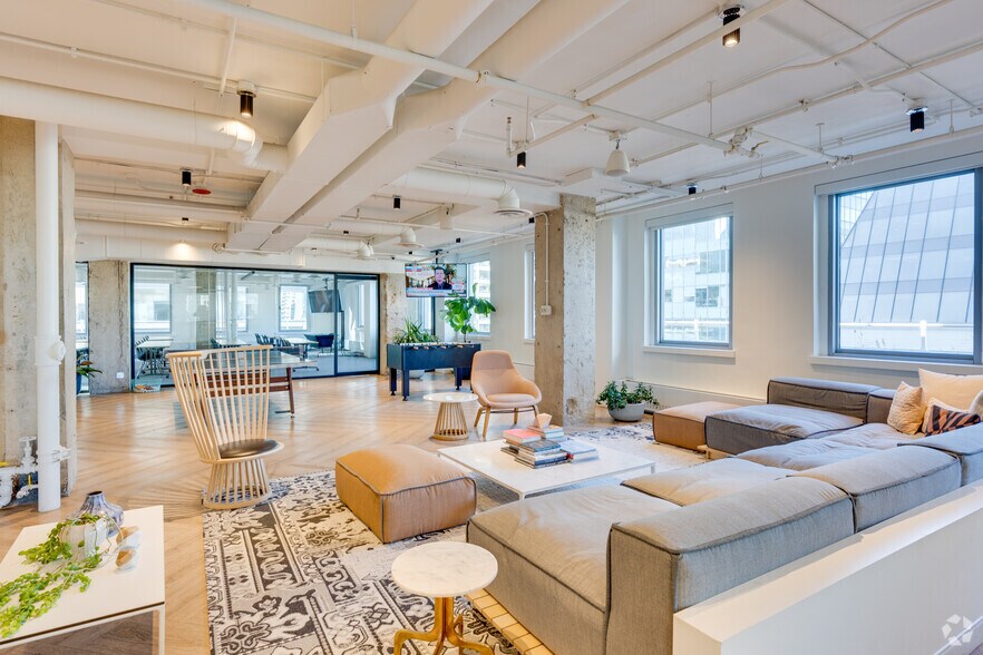 More Photos Of 121 W Wacker Dr, Chicago Office For Sale