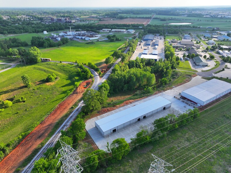 More Photos Of 1070B Progress Dr, Clarksville Warehouse For Lease