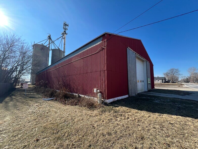 More Photos Of 410 E Chatham St, Metamora Industrial For Sale