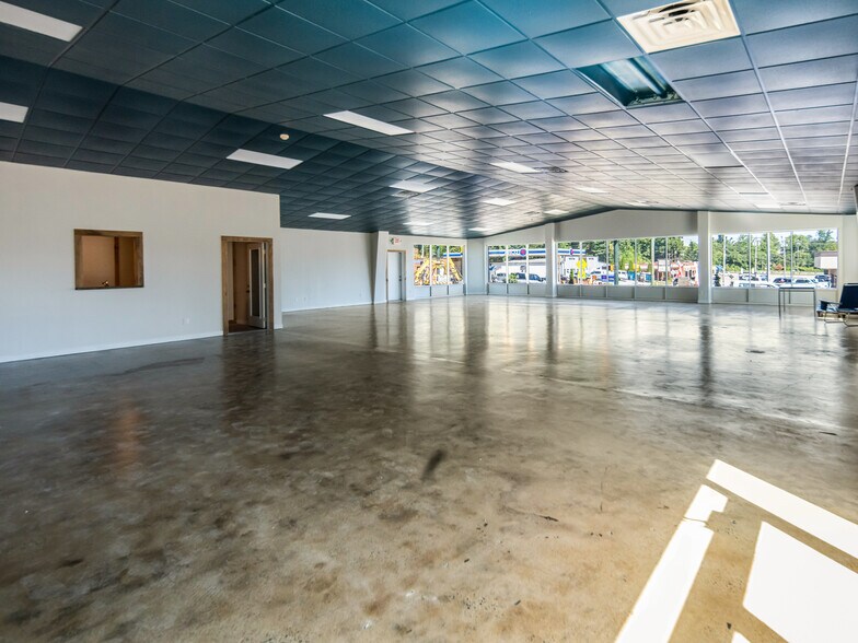 More Photos Of 512 Kanuga Rd, Hendersonville Showroom For Lease