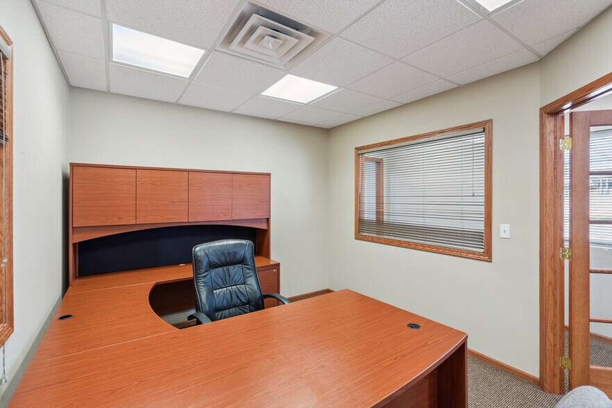 More Photos Of 101 E Linn St, Marshalltown Office For Sale