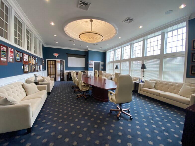 More Photos Of 25 Nassau Ln, Island Park Office For Sale